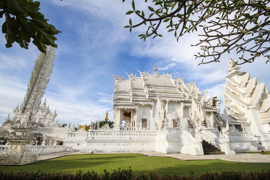 Quelles sont les caractéristiques architecturales du Wat Rong Khun ?