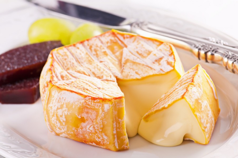 Pourquoi certains fromages ont-ils une croûte orange ?