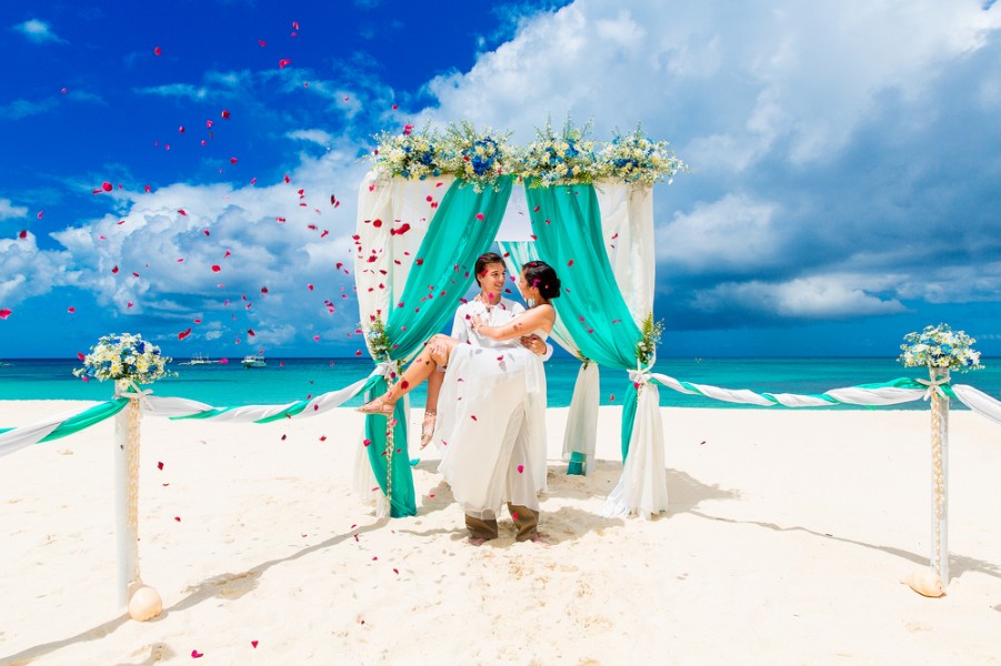 Comment faire pour un romantique mariage sur la plage ?