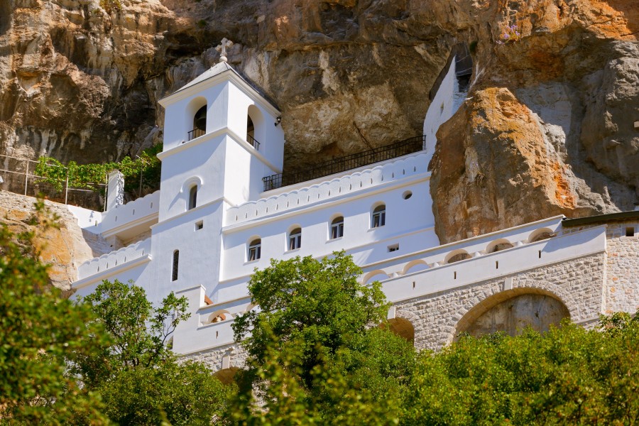 Quelle est l'histoire fascinante du monastère d'Ostrog ?